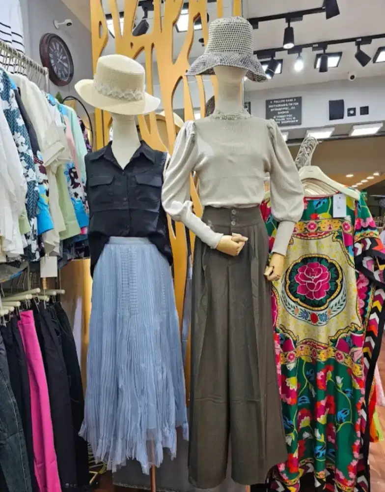 Di butuhkan pegawai wanita ( freelance) untuk  stand busana muslim