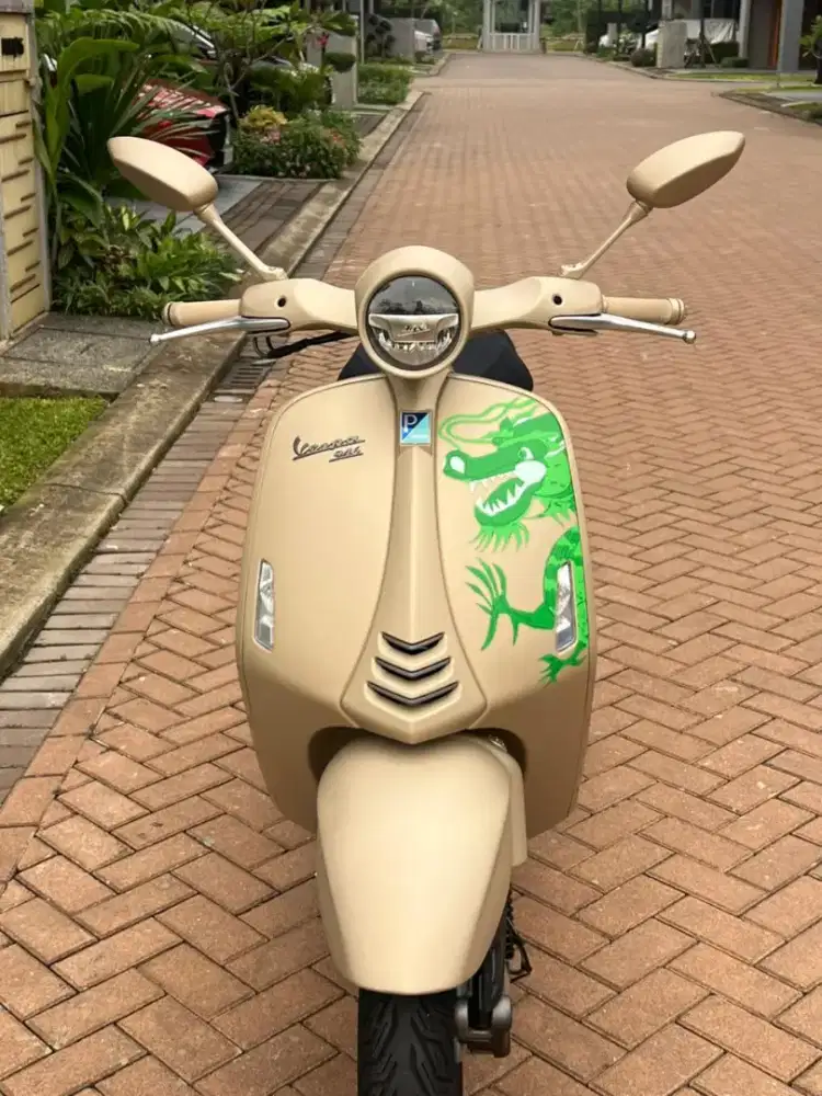 Dijual vespa 946 dragon 2023 langsung dari pemilik tanpa perantara