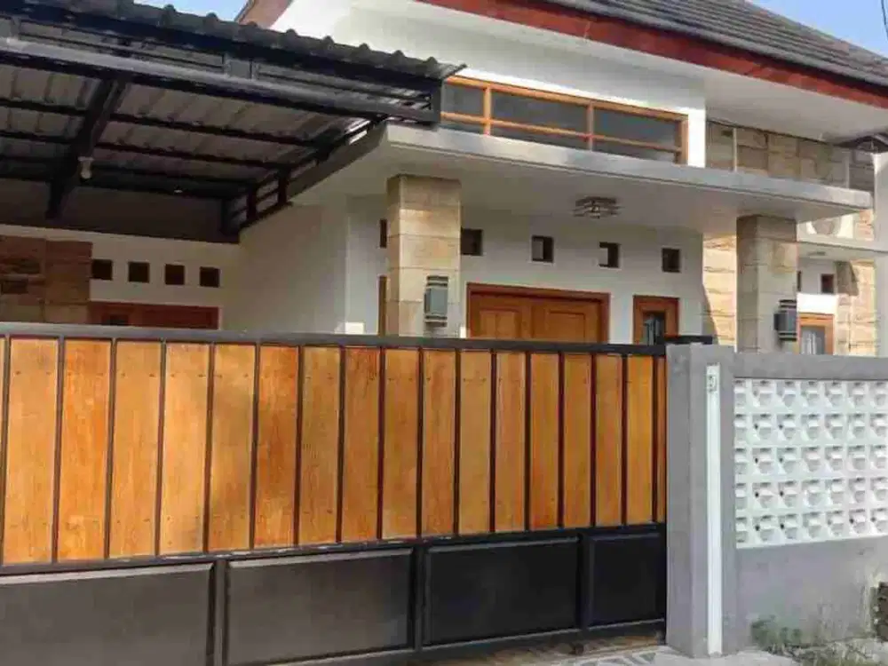 rumah dekat pasar Godean, pinggir jalan aspal, mobil papasan