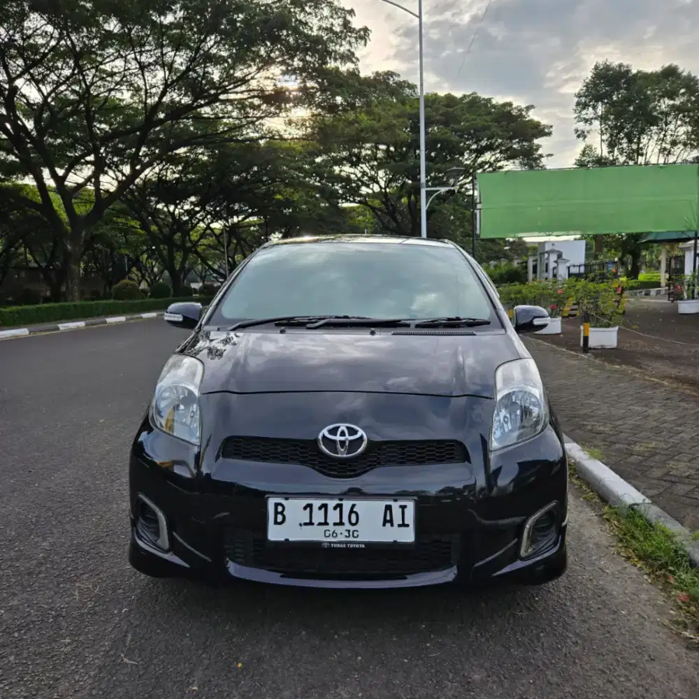 Toyota Yaris E A/T 2012 LOW KM Hitam