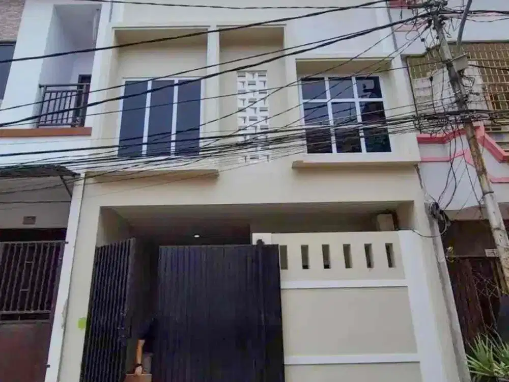 Dijual Rumah Baru 3 Lantai Row Jalan 2 Mobil di Jelambar