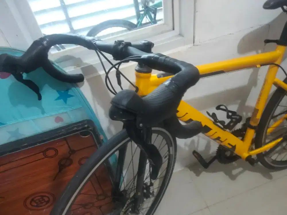 Sepeda roadbike police Toronto yellow