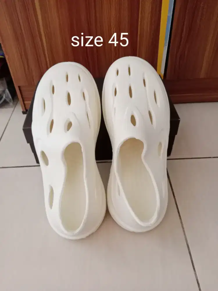 sepatu karet anti slip soft size 45 , harga 120 pas bogor cilbuet