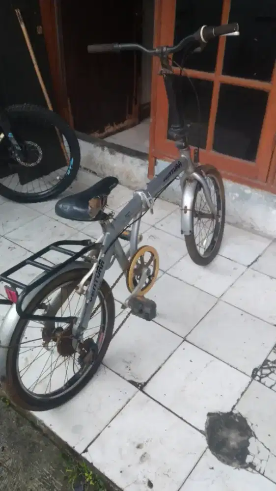 Sepeda lipat dari gudang