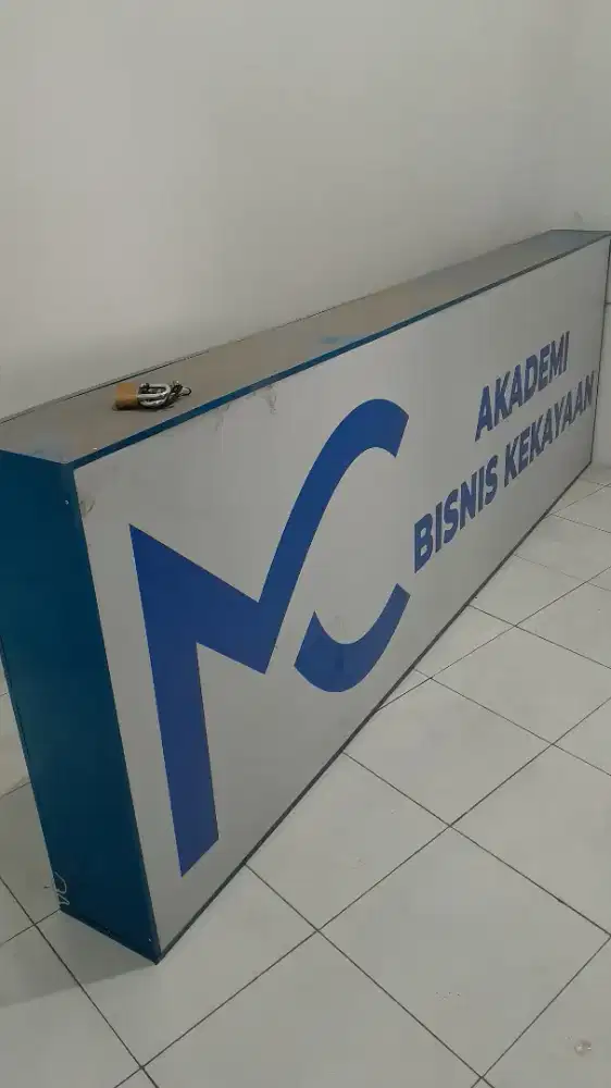 Neon Box ukuran 3x1 meter