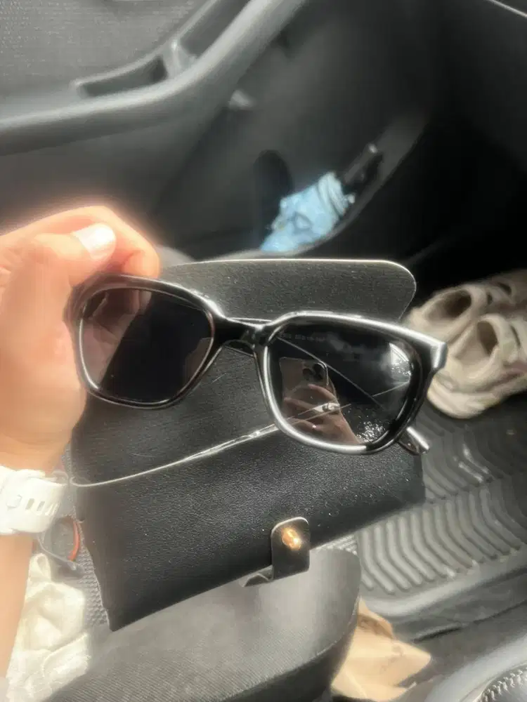 KACAMATA HITAM & CASE