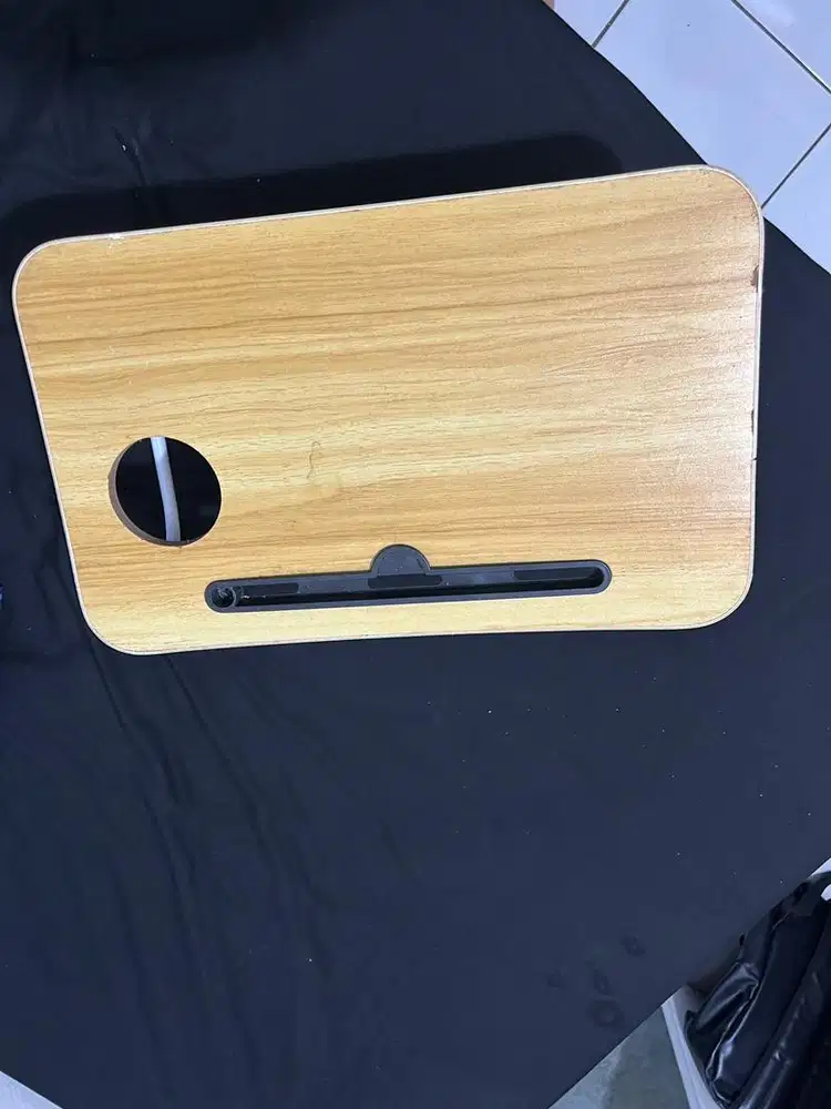 Meja Bekas Tidak Terpakai