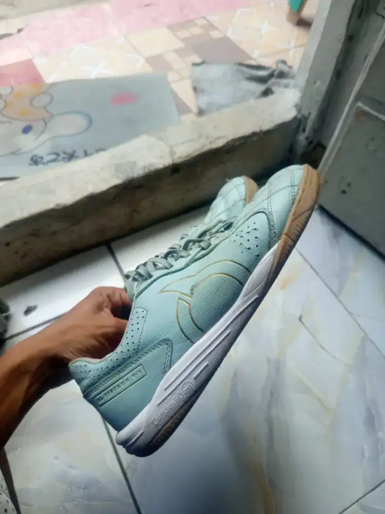 Sepatu futsal El Tiburon v3 in size 39