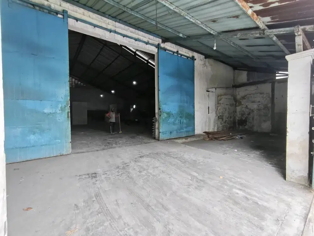 Gudang di Dukuh Kupang lokasi Strategis