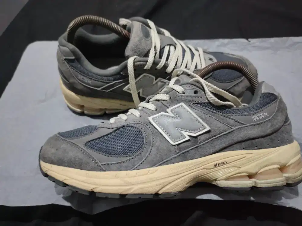 sepatu nb 2002 r size 42