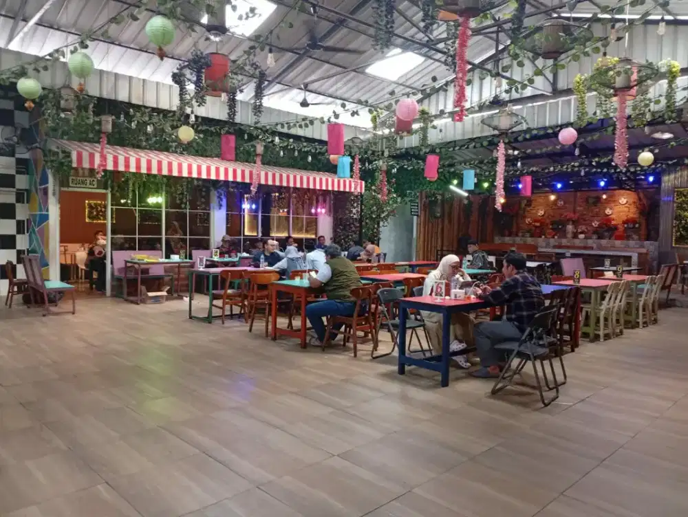 Disewakan ruang usaha pinggir jalan depan stasiun Jatinegara Jakarta