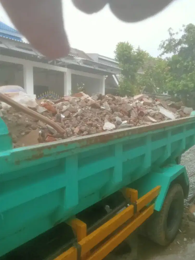 Urug tanah campur tanah merah buang puing bangunan