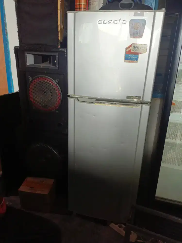 Di jual kulkas tosiba 2 pintu barang normal masih mulus