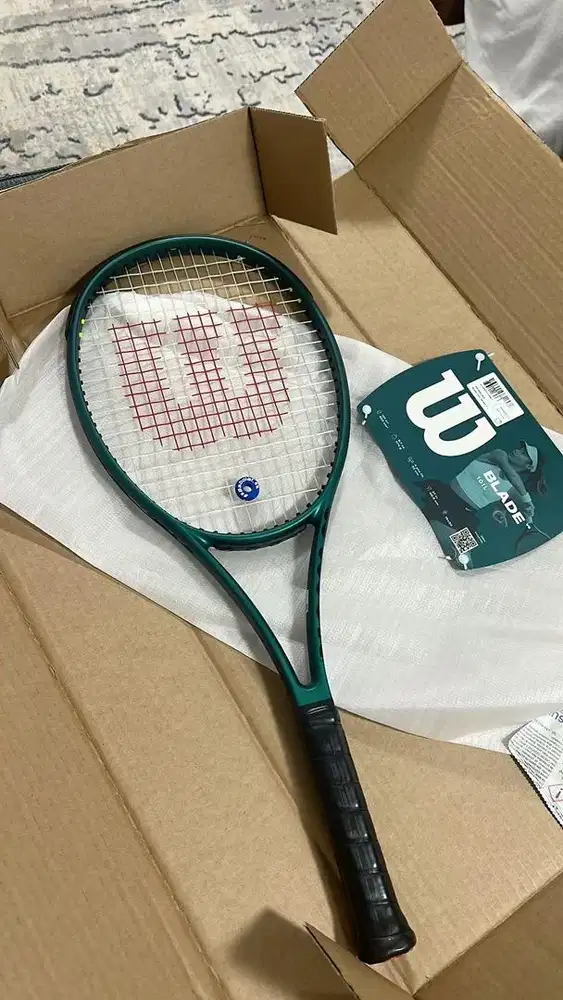 raket tenis say hello