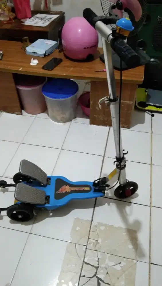 Skuter dual pedal bisa dilipat