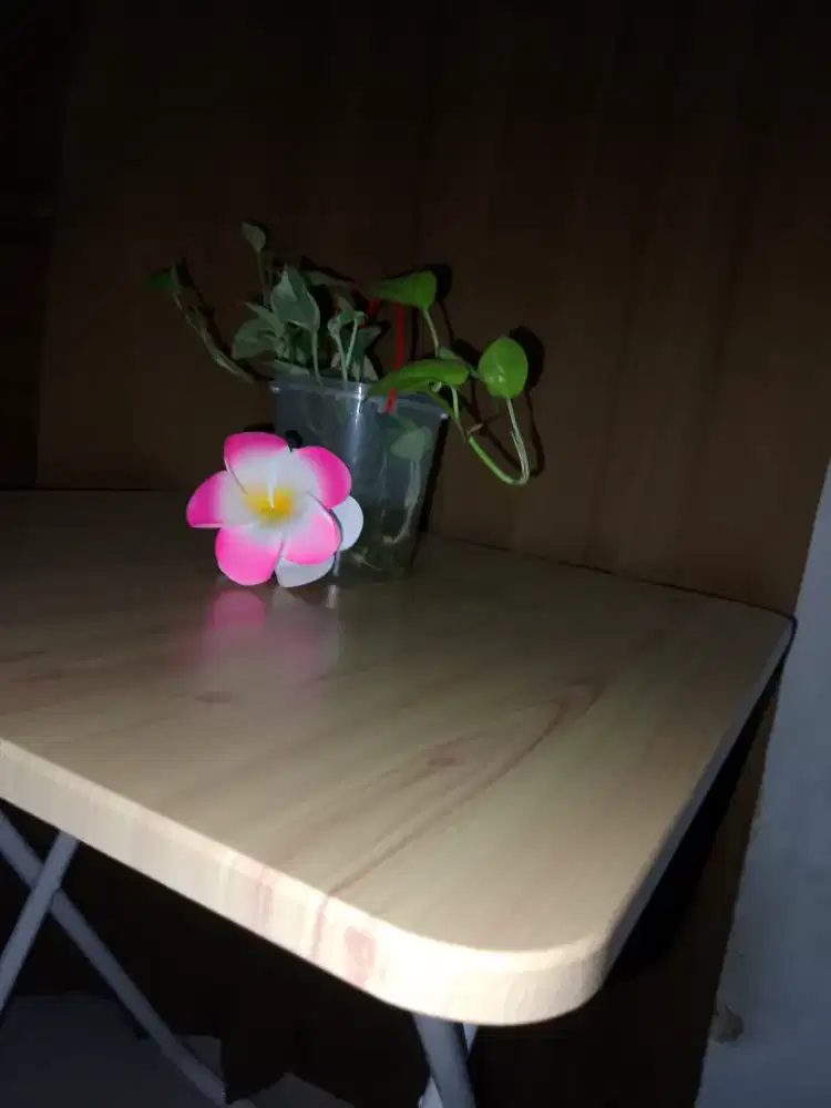 Meja lipat minimalis