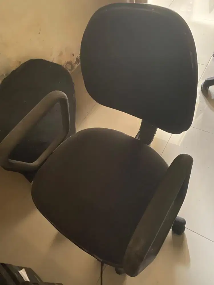 Kursi staf sandaran tangan