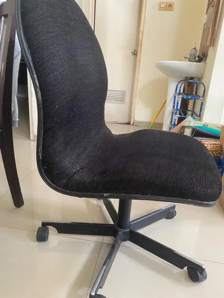 Kursi manajer tanpa sandaran tangan