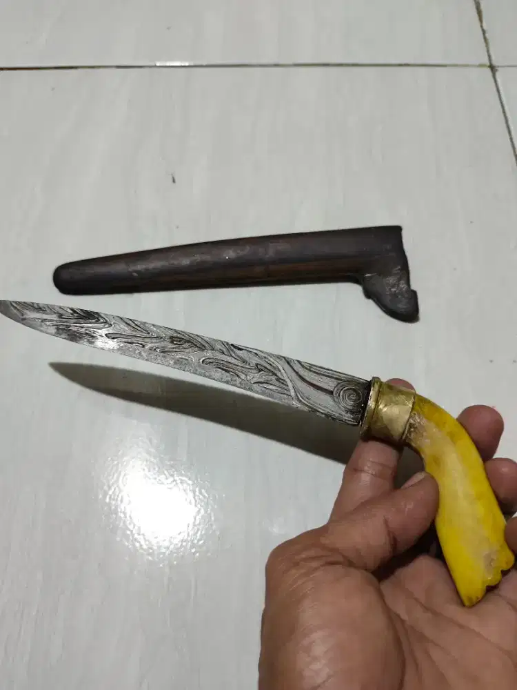 Di Maharkan badik pusaka tua