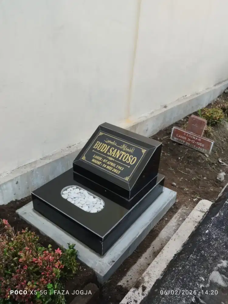Nisan makam keramik