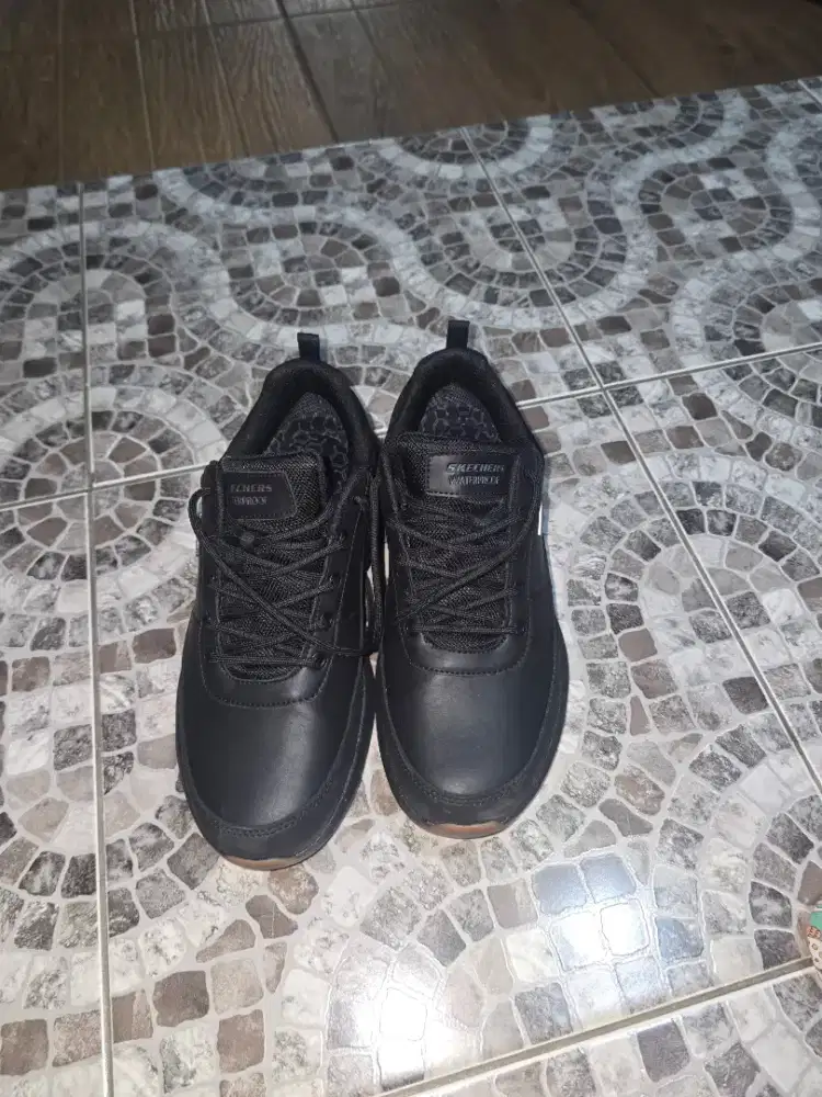 Sepatu Skechers Streetwear
Water Proof sepatu pantofel