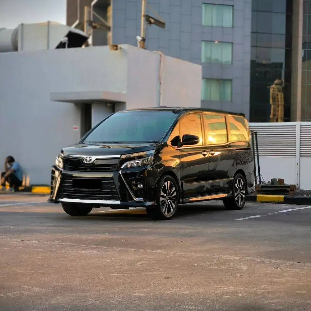 TOYOTA VOXY 2.0 A/T 2019