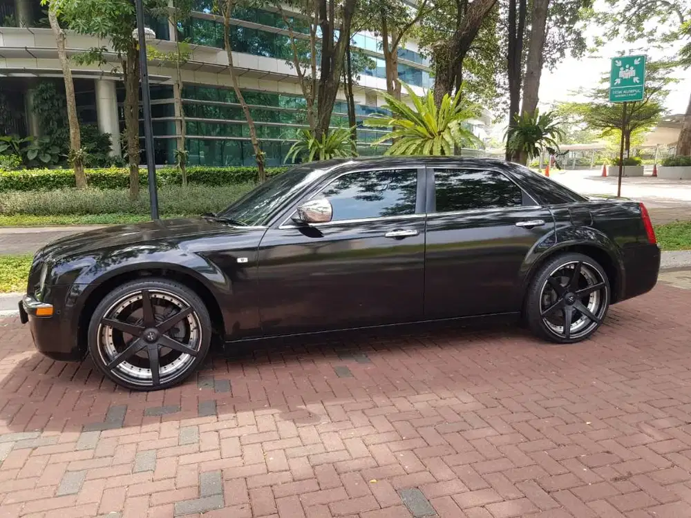 RARE CHRSLER MODEL BENTLEY 300C