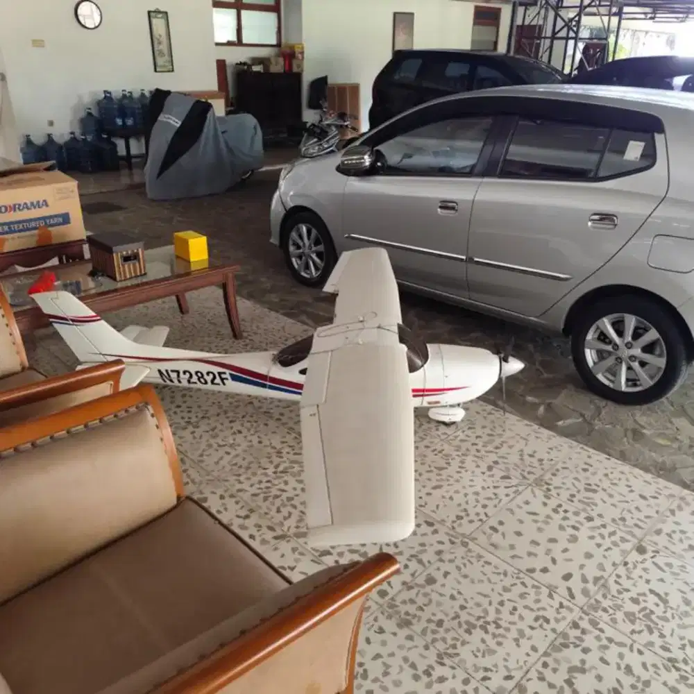 Aeromodelling RC Hangar 9 Cessna 182 SkyLane