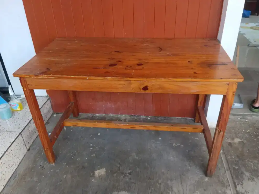 Meja kayu untuk jualan