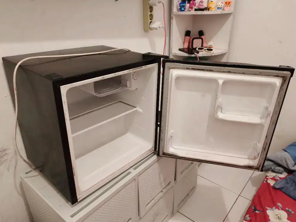 Kulkas Mini Bar Changhong 50L Dingin Normal Siap Pakai