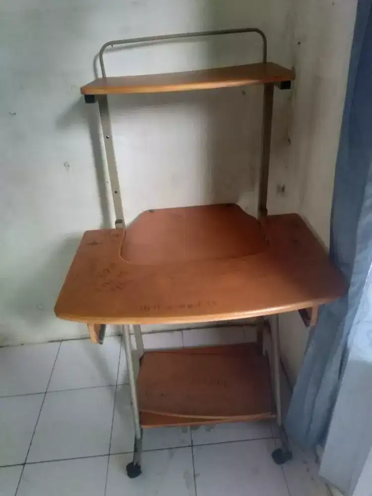 Meja komputer dan belajar.