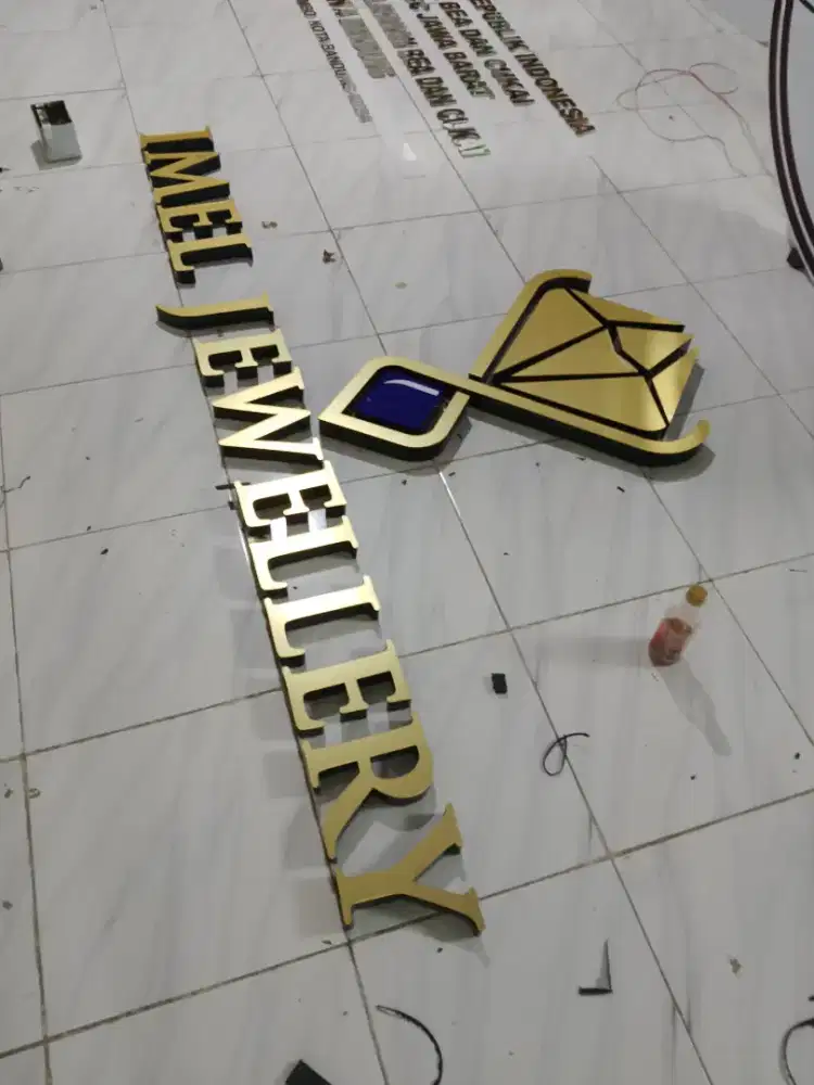 Huruf timbul akrilik