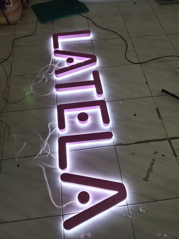 Huruf timbul plat galvanis backlight