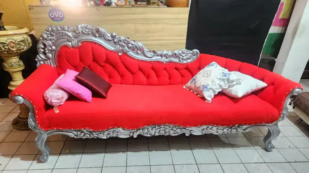 Sofa Ukir Mewah Merah Merona.