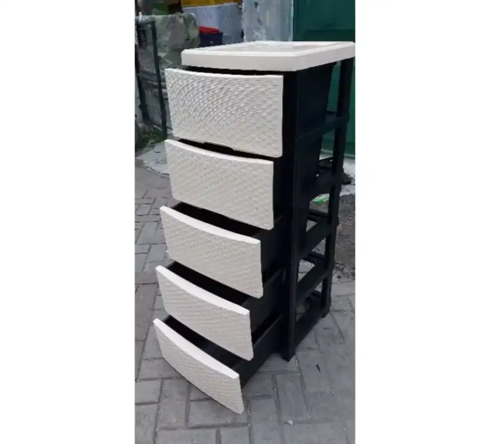 Mau Pindahan dijual cepat Lemari Plastik dan Vacuum Cleaner