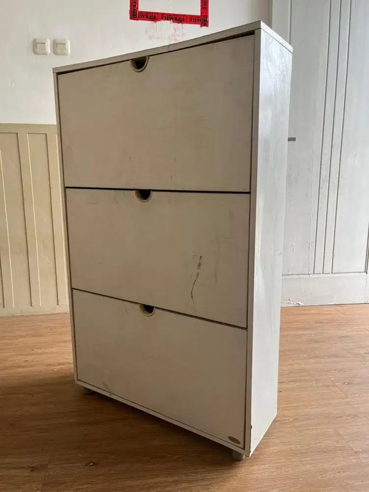 Rak sepatu bekas tingkat