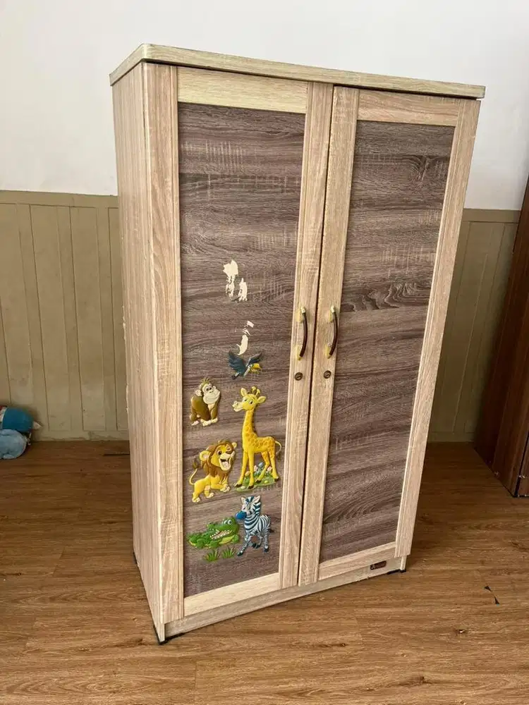 Lemari anak layak pakai