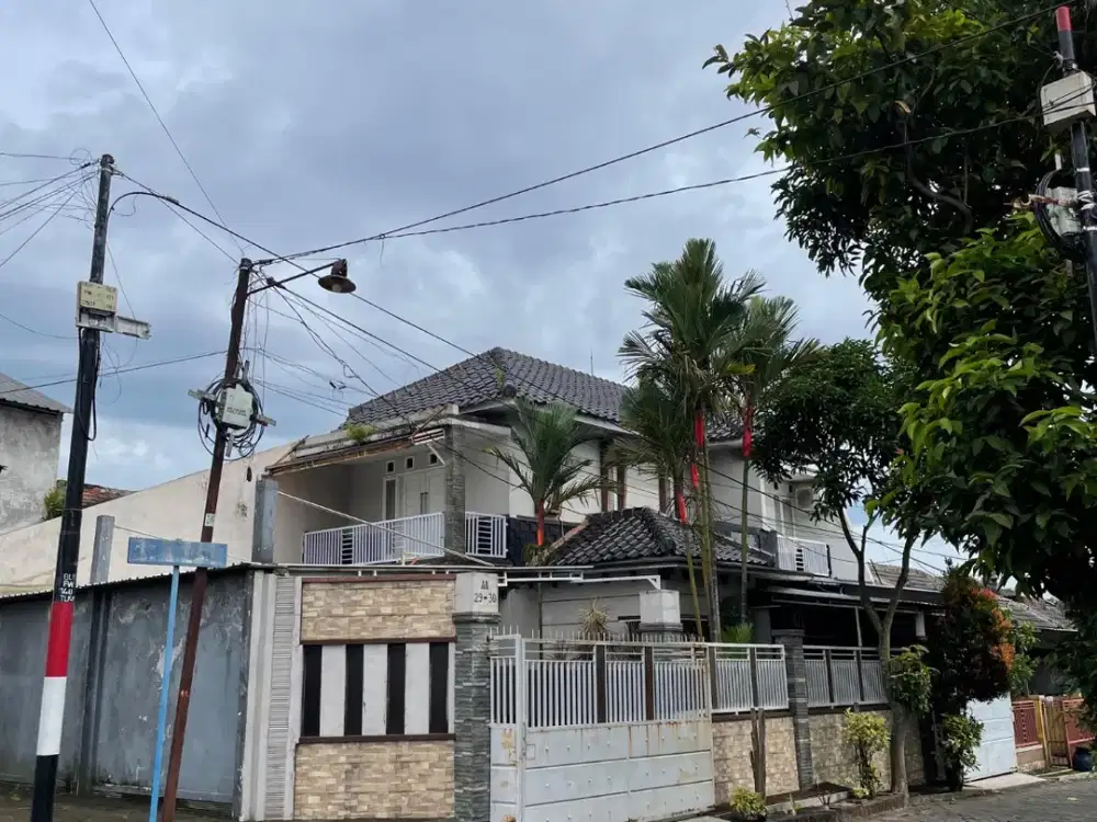 Rumah 2 Lantai Dekat Araya dan Hotel Grend Marcure