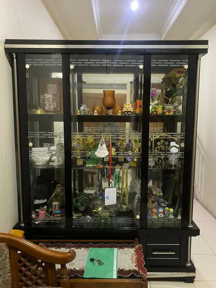 LEMARI KACA / DISPLAY CABINET