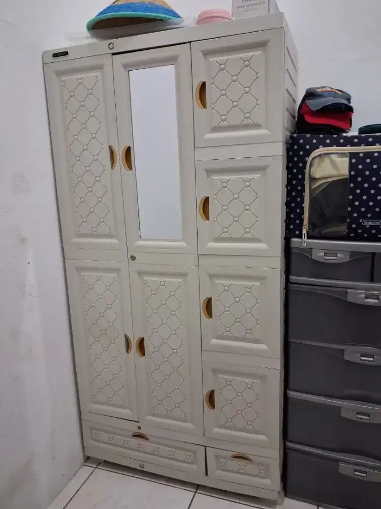 Lemari Plastik Putih (Nego)