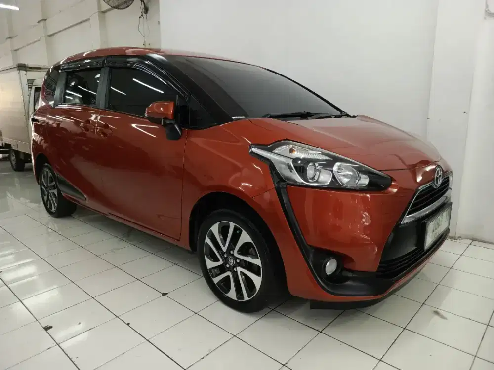 Toyota Sienta V AT 2017 DP MiNim 20juta