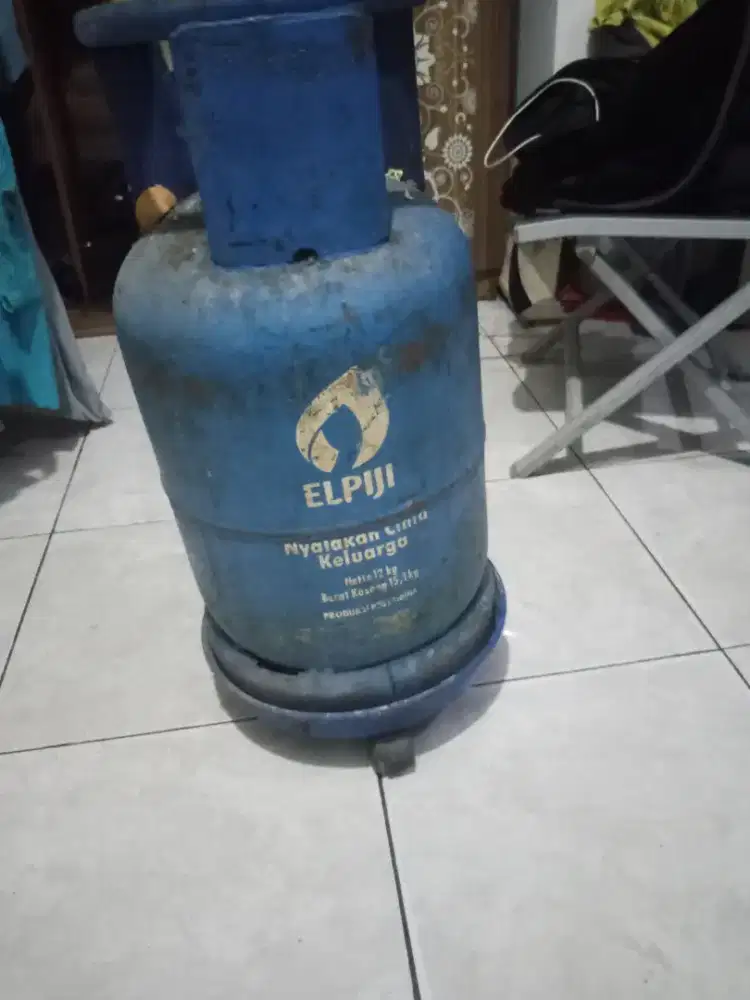 Tabung gas elpiji 12kilo pakean pribadi udah kosong Lok kali Abang