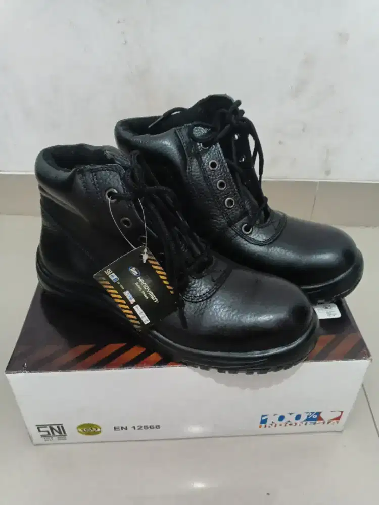 Sepatu safety grees