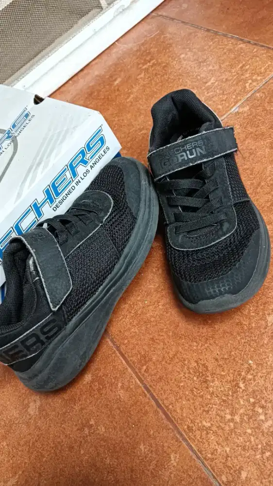 Sepatu skechers hitam anak
