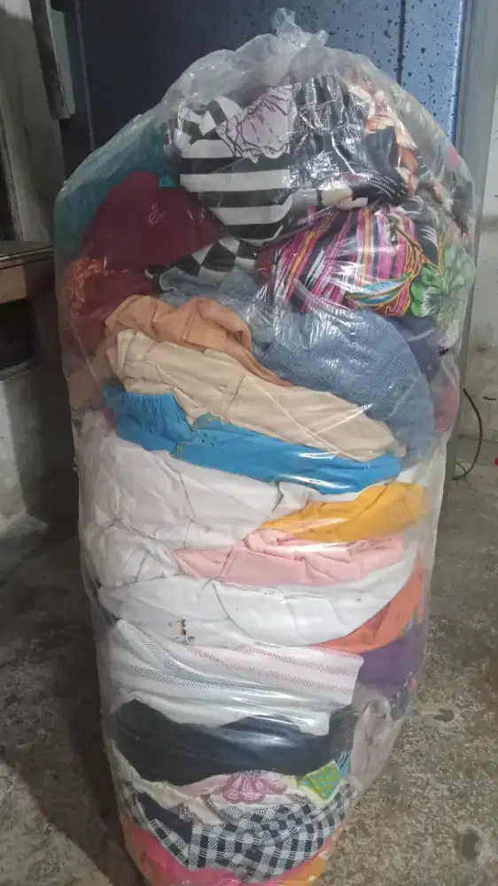 Baju bekas campur2 ada 5 karung plastik uk 60 x 100  jual semua aja