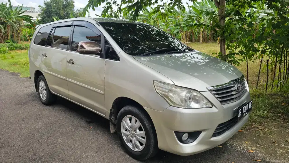 Innova G M/T 2011 silver