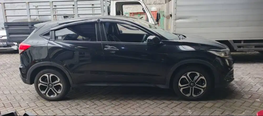 HONDA HRV HITAM 2018