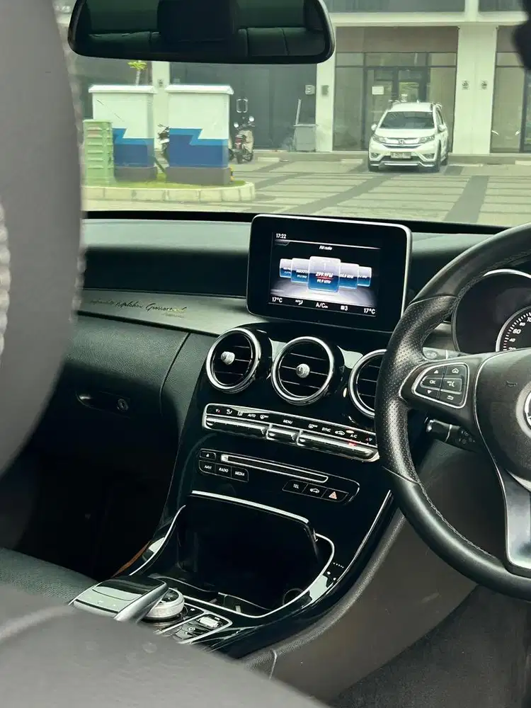 Istimewa dan Termurah low km Mercedes Benz C200 AMG Line AT 2018 Hitam