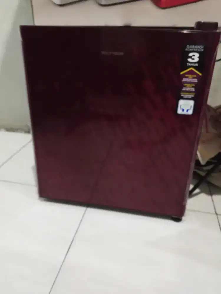 Di jual kulkas mini portable Polytron