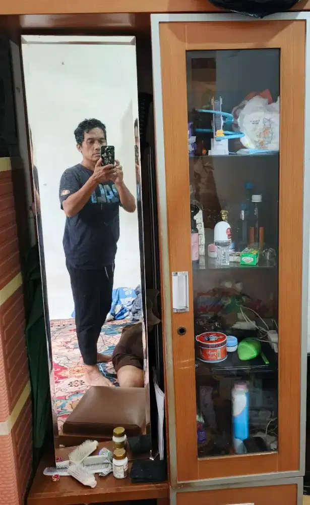 Lemari rias dan pajangan